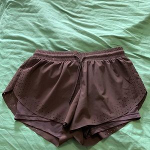 Lululemon black athletic shorts with built in spandex size medium gently used🦋